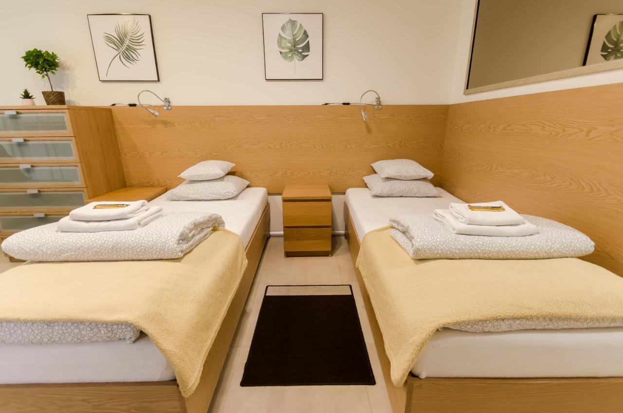 Family Apartments - Private Parking クラクフ エクステリア 写真