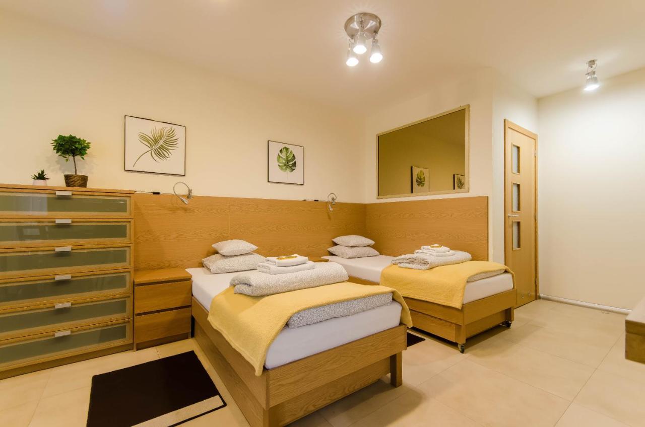 Family Apartments - Private Parking クラクフ エクステリア 写真