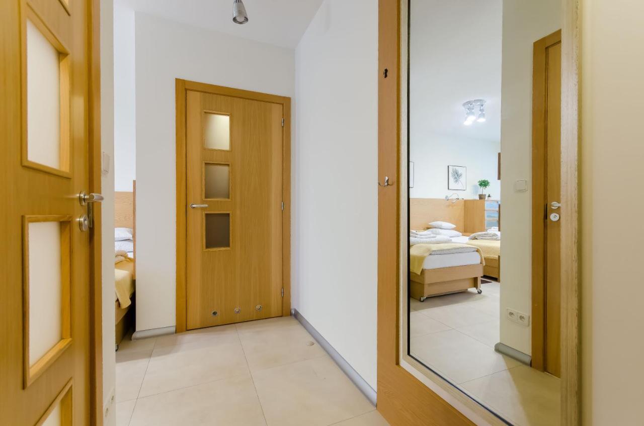 Family Apartments - Private Parking クラクフ エクステリア 写真