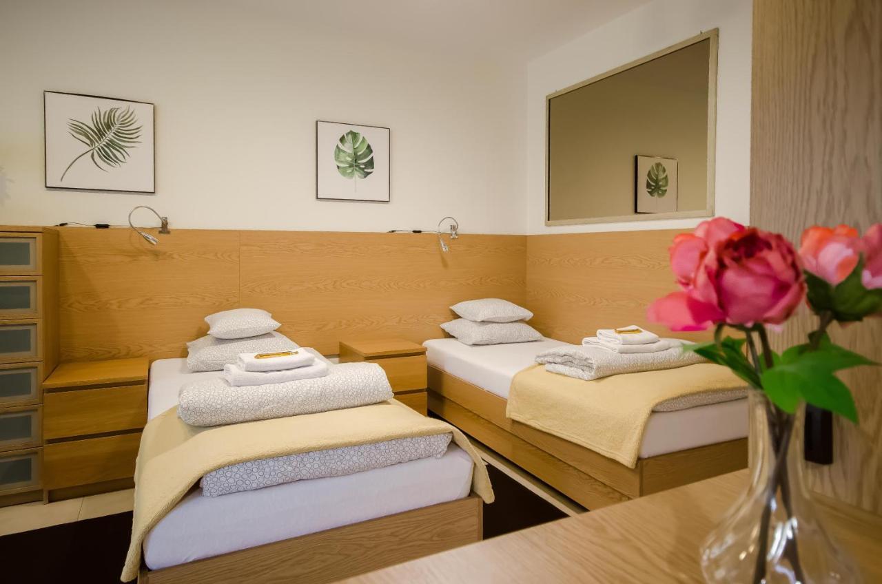Family Apartments - Private Parking クラクフ エクステリア 写真